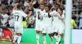 Pemain Real Madrid merayakan gol saat pertandingan sepak bola Liga Spanyol melawan RCD Espanyol di stadion Santiago Bernabeu, Madrid, pada 21 September 2024 atau Minggu (22/9/2024) dini hari WIB. (Thomas COEX/AFP)