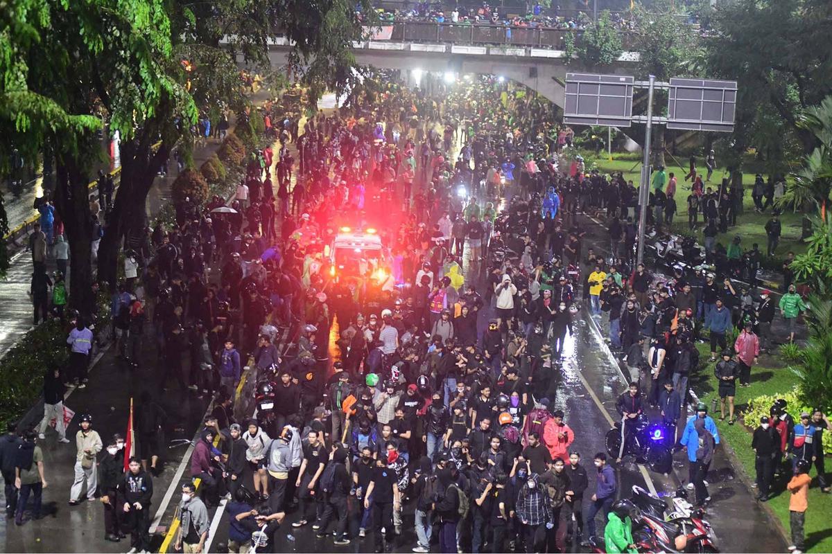 FOTO: Gas Air Mata dan Hujan Deras Paksa Massa Bubarkan Diri di Depan Polda Metro Jaya
