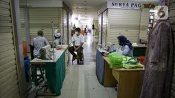 Suasana Pasar Mayestik, Jakarta, Selasa (11/5/2021). Menjelang Lebaran, pesanan jahitan turun sebesar 50 persen akibat pandemi COVID-19 serta larangan pemerintah terkait mudik luar kota dan mudik lokal. (Liputan6.com/Faizal Fanani)