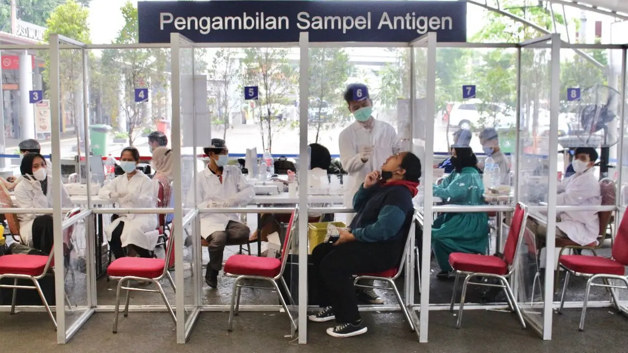 PT Kereta Api Indonesia (Persero) Daop 1 Jakarta menerapkan tarif baru untuk rapid test antigen di stasiun dari sebelumnya Rp 45.000 menjadi Rp 35.000.