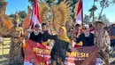 "KARNAVAL 1 ABAD @pemerintah.desaselo Kabupaten Boyolali Jawa Tengah . RT 001," tulis Novi membagikan beberapa potret bersama para tetangga dalam sebuah karnaval. [Instagram/novilisty_]