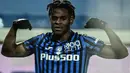 Striker Atalanta, Duvan Zapata melakukan selebrasi usai mencetak gol pertama timnya ke gawang Napoli dalam laga leg kedua semifinal Coppa Italia 2020/21 di The Azzurri d'Italia Stadium, Rabu (10/2/2021). Atalanta menang 3-1 atas Napoli. (AFP/Miguel Medina)