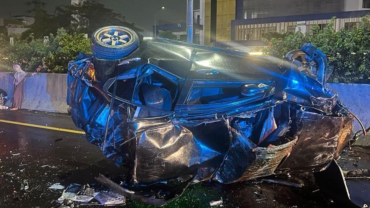 Kecelakaan beruntun tersebut melibatkan mobil Toyota Calya, Toyota Vellfire dan Honda City. Korban yang tewas adalah pengemudi dan penumpang mobil Calya dengan nomor polisi B 2384 KOA berinisial EW, PM, dan AS.