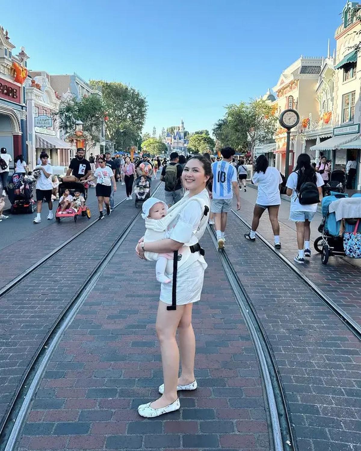6 Potret Gaya Jessica Mila saat Momong Anak di Luar Negeri, Tampil Stunning