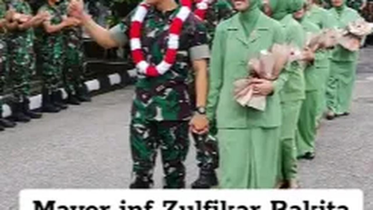 Memegang erat tangan sang istri, Zulfikar berjalan sembari memberikan apresiasi ke para perwiranya. <br>