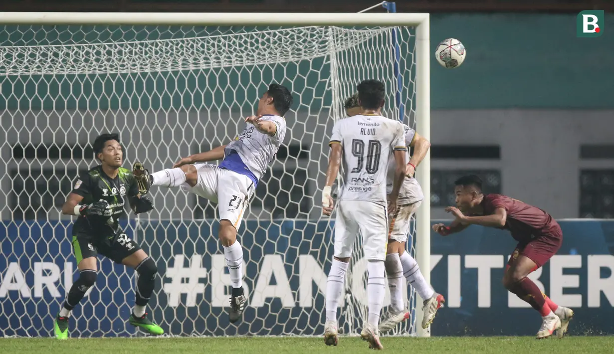 Pemain Rans Cilegon FC, Hamka Hamzah (tengah) berusaha mencetak gol ke gawang Sriwijaya FC dalam laga matchday ke-3 Grup X Babak 8 Besar Liga 2 2021 di Stadion Wibawa Mukti, Cikarang, Rabu (22/12/2021). (Bola.com/Bagaskara Lazuardi)
