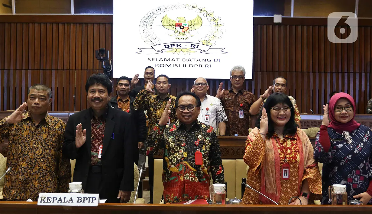 Kepala Badan Pembinaan Ideologi Pancasila (BPIP) Yudian Wahyudi (kedua kiri) berfoto bersama sebelum Rapat dengar Pendapat dengan Komisi II DPR di Kompleks Parlemen, Senayan, Selasa (18/2/2020). Agenda rapat salah satunya membahas rencana pemulangan anak-anak ISIS eks WNI. (Liputan6.com/Johan Tallo)
