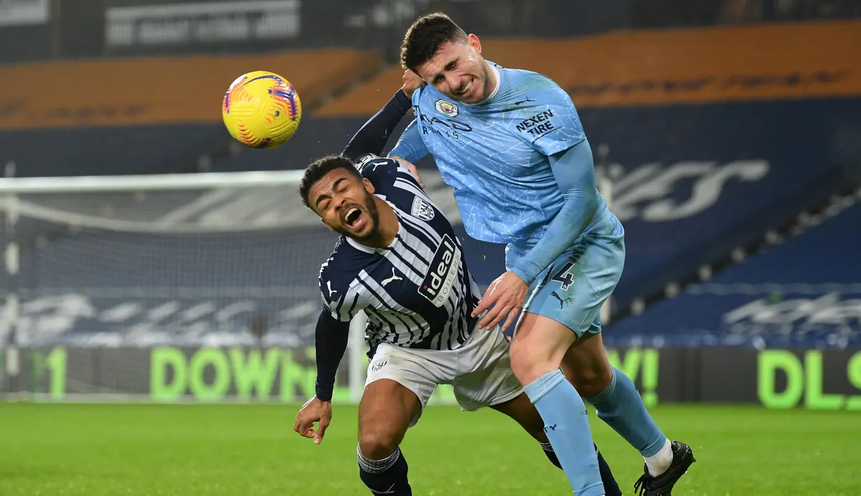 Bek Manchester City, Aymeric Laporte, berebut bola dengan pemain West Bromwich Albion, Callum Robinson, pada laga Liga Inggris di Stadion The Hawthorns, Selasa (27/1/2021). City menang dengan skor 0-5. (Michael Regan/POOL/AFP)