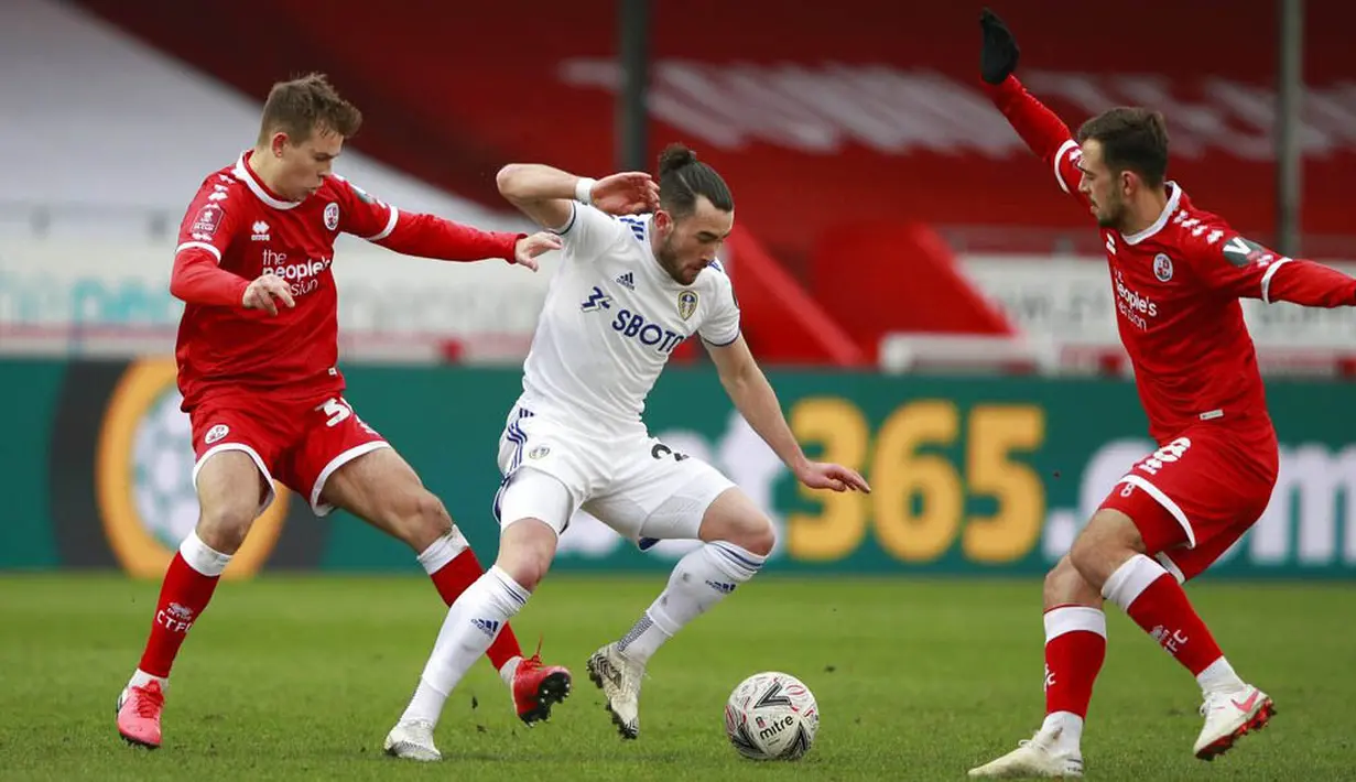 Pemain Leeds United, Jack Harrison, berusaha melewati pemain Crawley Town pada laga Piala FA di Stadion Broadfield, Minggu (10/1/2021). Leeds United takluk dengan skor 3-0. (AP Photo/Ian Walton)