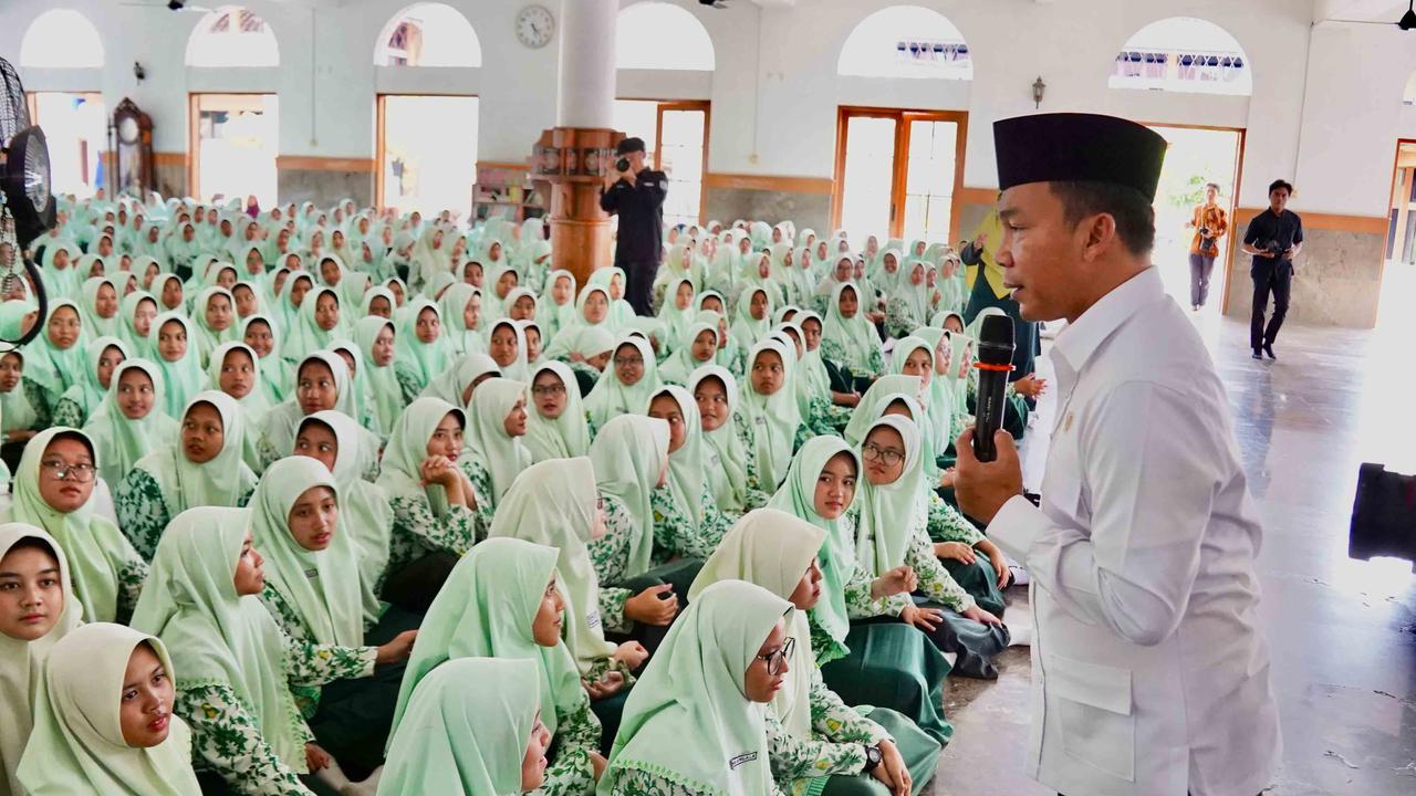 FOTO: Menteri Wihaji Dorong Pesantren Jadi Pusat Pendidikan Kependudukan Remaja