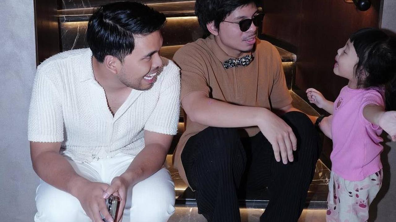 Thariq Halilintar terus berusaha mengajak Ameena berbicara, sementara Ameena juga tampak mengundang Atta Halilintar untuk ikut bergabung dalam obrolan.<br>