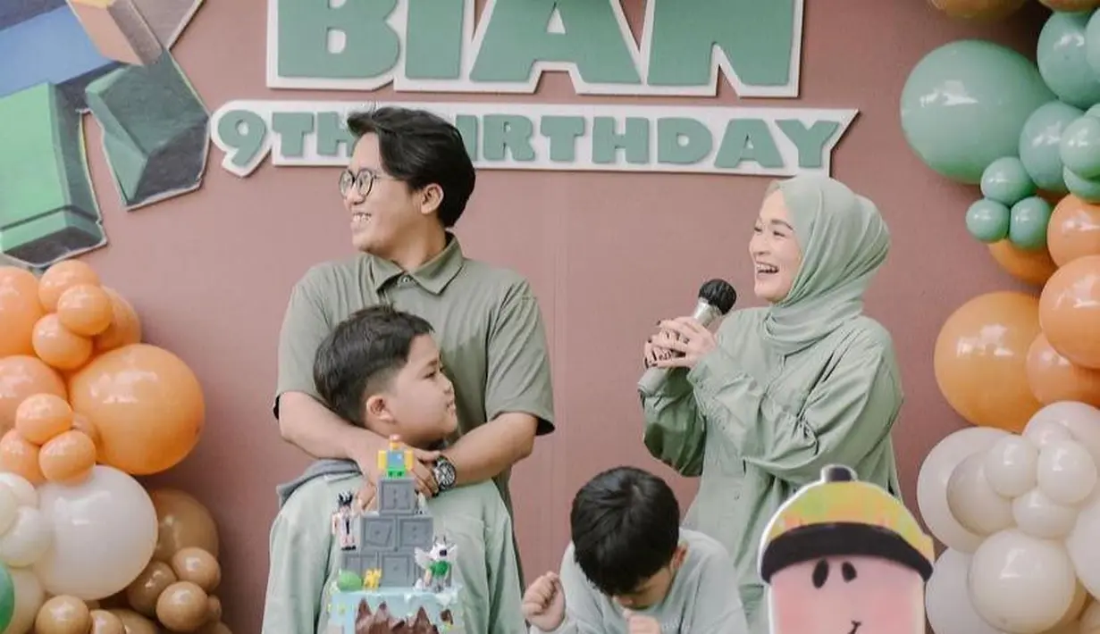 Tampak sang mantan suami, Ayus Sabyan ikut hadir merayakan ulang tahun putranya bersama. @ririe_fairus.