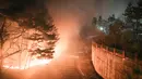 Kebakaran hutan yang melanda di dekat sebuah kota di Sokcho, Korea Selatan (4/4). Kantor berita Yonhap melaporkan, ada 45 helikopter, 77 kendaraan pemadam, dan 13.000 personel dikerahkan untuk mengatasi kebakaran hutan tersebut. (AFP Photo/South Korea Out)