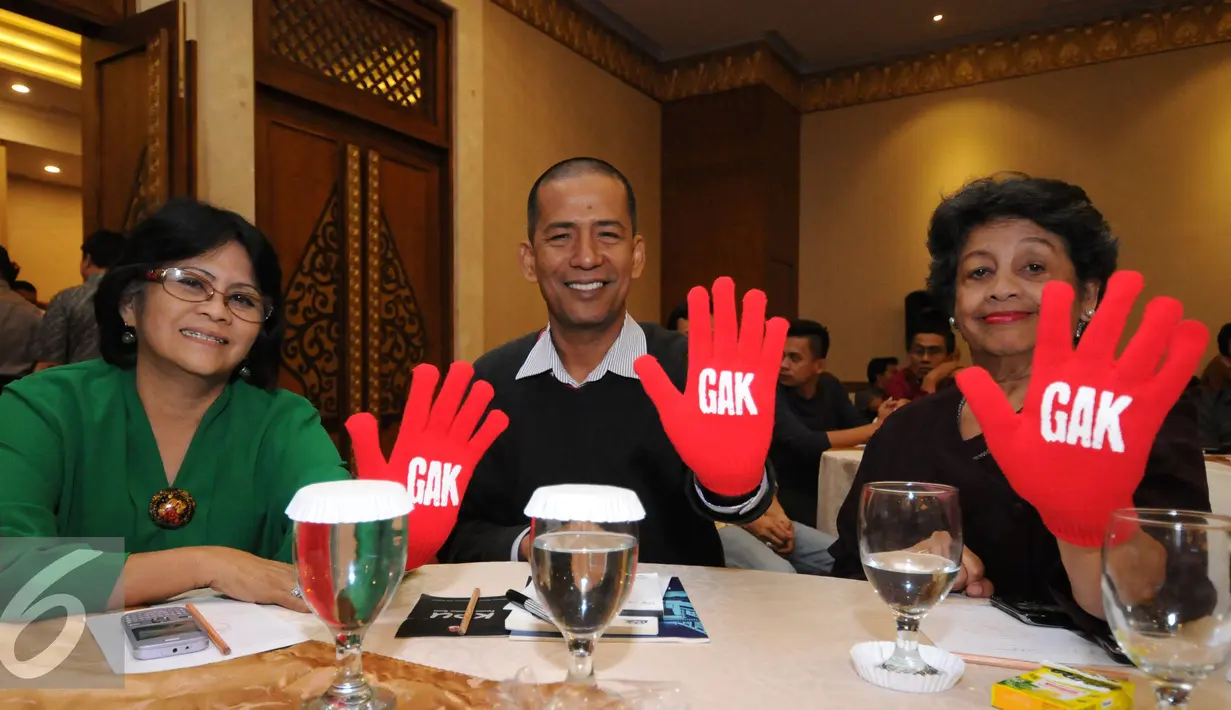 Akademisi SaldiIsra (tengah) berfoto bersama penggiat perempuan anti korupsi saat peringatan 17 tahun ICW di Jakarta, Selasa (4/8/2015). Peringatan 17 tahun ICW bersamaan dengan pembukaan Sekolah Anti Korupsi. (Liputan6.com/Helmi Fithriansyah)