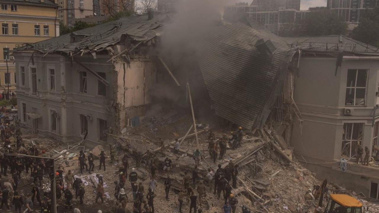 Personil darurat dan tim penyelamat memeriksa puing-puing Rumah Sakit Anak Ohmatdyt yang hancur akibat serangan brutal Rusia di Kiev, Ukraina, pada 8 Juli 2024. Rusia menyerang rumah sakit anak utama di Kiev dan menghujani kota-kota lain di Ukraina deng