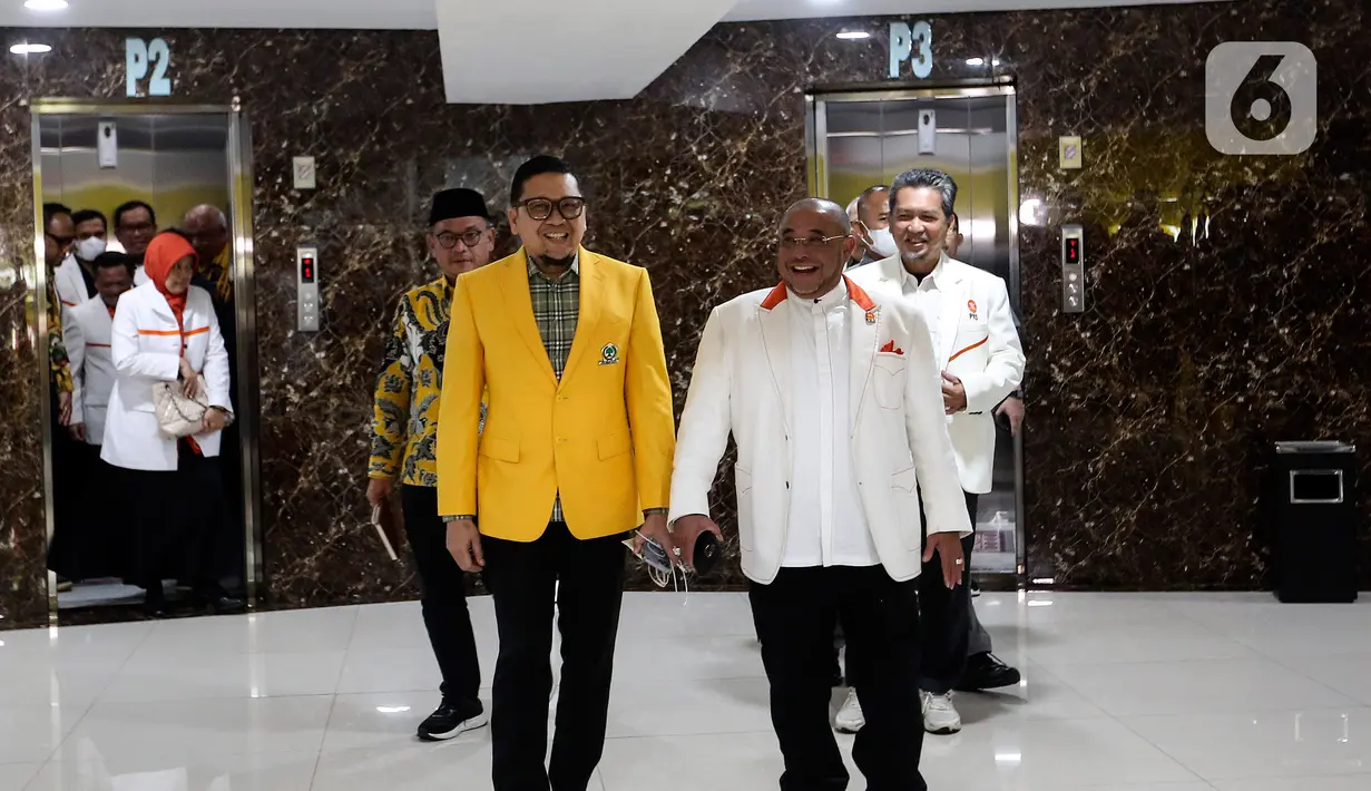 Wakil Ketua Umum Partai Golkar Ahmad Doli Kurnia bersama Sekjen Partai Keadilan Sejahtera (PKS) Habib Aboe Bakar Alhabsyi usai pertemuan tertutup di Kantor Partai Golkar, Jakarta, Selasa (7/2/2023). Pertemuan tersebut sebagai ajang silaturahmi dan konsolidasi jelang Pemilu 2024. (Liputan6.com/Johan Tallo)