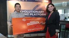 Merry Riana (kanan) dan CEO GIC Trade Peter Tendean (kiri) saat menandatangani sebagai Brand Ambassador Global Investa Capital (GIC) Trade usai peluncuran Platform GIC Trade Futures di Jakarta, Sabtu (13/4). (Liputan6.com/Fery Pradolo)