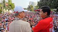 Bakal Calon Presiden (Capres) Ganjar Pranowo menghadiri langsung acara Network for Ganjar President (NFGP) yang dilaksanakan di Jalan Siliwangi, Depan Balaikota Cirebon, Minggu (8/10/2023) sore. (Dok. Istimewa)