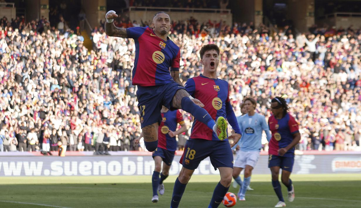 Pemain Barcelona, Raphinha (kiri) melakukan selebrasi setelah mencetak gol ke gawang Celta Vigo dalam laga lanjutan Liga Spanyol 2024/2025 di Estadi Olimpic Lluis Companys, Barcelona, Spanyol, Sabtu (19/04/2025). (AP Photo/Joan Monfort)