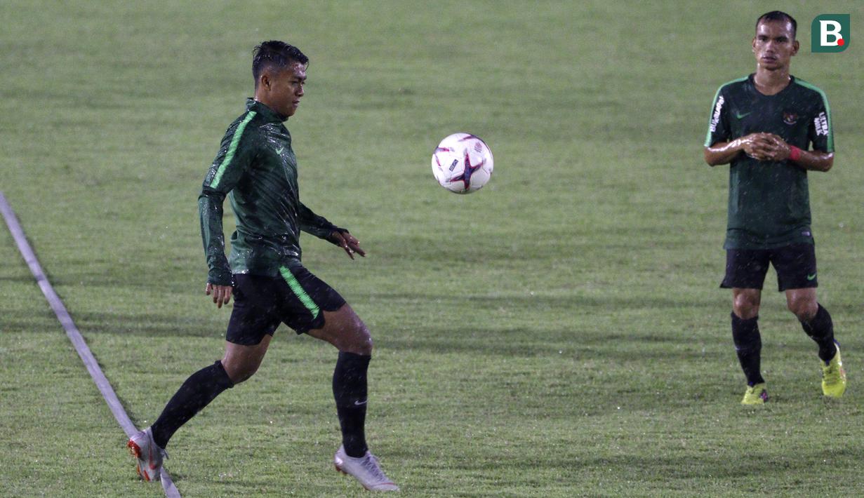 Pemain Timnas Indonesia, Febri Hariyadi, mengontrol bola saat latihan di Stadion Madya Senayan, Jakarta, Selasa (22/11). Latihan ini persiapan jelang laga Piala AFF 2018 melawan Filipina. (Bola.com/Yoppy Renato)