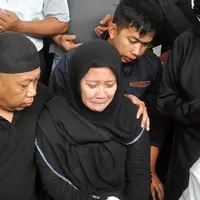 Komedian dan presenter Tukul Arwana baru berduka. Susiana alias Susi Similikiti, istri Tukul Arwana meninggal dunia pada Selasa (23/8) malam. Duka tidak hanya dirasakan oleh suami, anak dan saudara tapi juga para tetangga. (Deki Prayoga/Bintang.com)