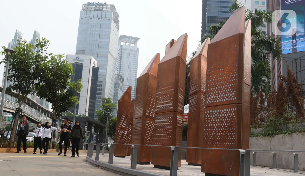 Pejalan kaki melintasi sebuah instalasi di kawasan Sudirman, Jakarta, Sabtu (23/11/2019). Pemprov DKI Jakarta gencar membangun dan menyediakan ruang publik bagi masyarakat, baik untuk pegawai kantoran hingga mahasiswa, yang berlalu lalang agar bebas menikmati ruang ini. (Liputan6.com/Angga Yuniar)