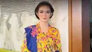Anggunnya penampilan Selvi Ananda dibalut kebaya dan kain batik sebagai rok. Kebaya tradisional berwarna kuning dengan corak bunga yang semarak, dipadu dengan selendang biru tua dan kain batik cokelat gelap. [Foto: Instagram/selvi_gibran.id]