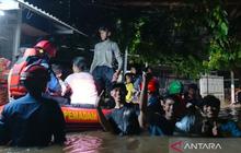 Gulkarmat Jaktim Prioritaskan Evakuasi Balita dan Ibu Hamil dalam Evakuasi Banjir Ciracas