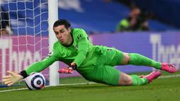 Kepa Arrizabalaga. Datang dengan status kiper termahal di dunia pada awal musim 2018/2019 sempat memberi harapan besar bagi Chelsea. Namun akibat sering membuat blunder, Chelsea membeli Edouard Mendy sebagai kiper utama musim ini dan benar-benar menggusur posisinya. (AFP/Shaun Botterill/Pool)