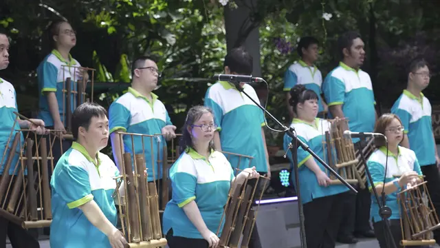 Alat musik angklung dimainkan oleh puluhan anak-anak down syndrome (ist)