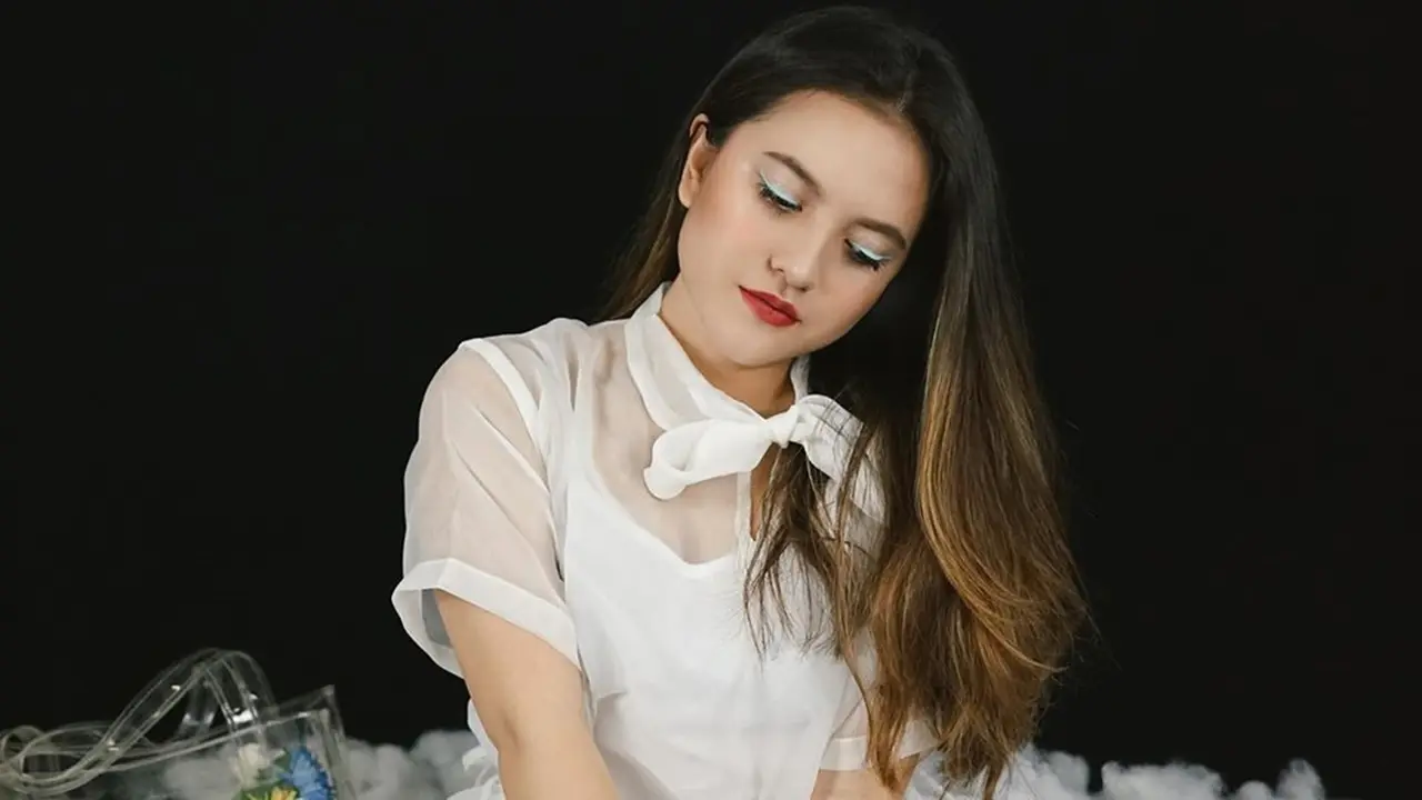 Gaya Marsha Aruan Pakai Baju Putih, Tampil Stylish
