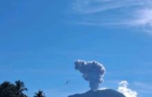 Gunung Ibu Semburkan Abu Setinggi 600 Meter