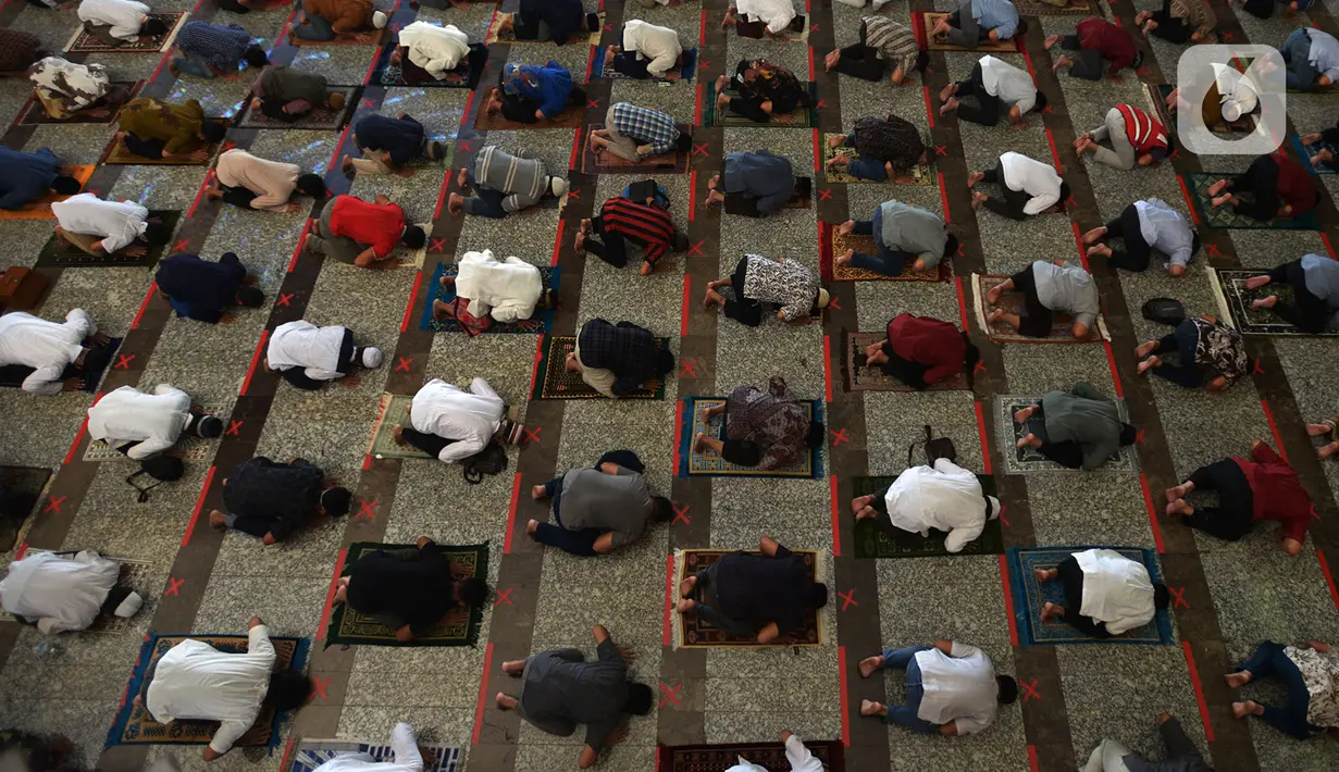 Jemaah melaksanakan ibadah salat Jumat di Masjid Agung At-Tin, Jakarta, Jumat (5/6/2020). Sejumlah masjid di Jakarta menggelar salat Jumat karena sudah memasuki masa PSBB transisi menuju new normal. (merdeka.com/Imam Buhori)