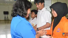 Citizen6, Cilandak: Pada kesempatan tersebut juga dilaksanakan penyerahan bantuan dana pendidikan dari Yalatri (yayasan Kamila Tantri) kepada anak yatim. (Pengirim: Marinir)