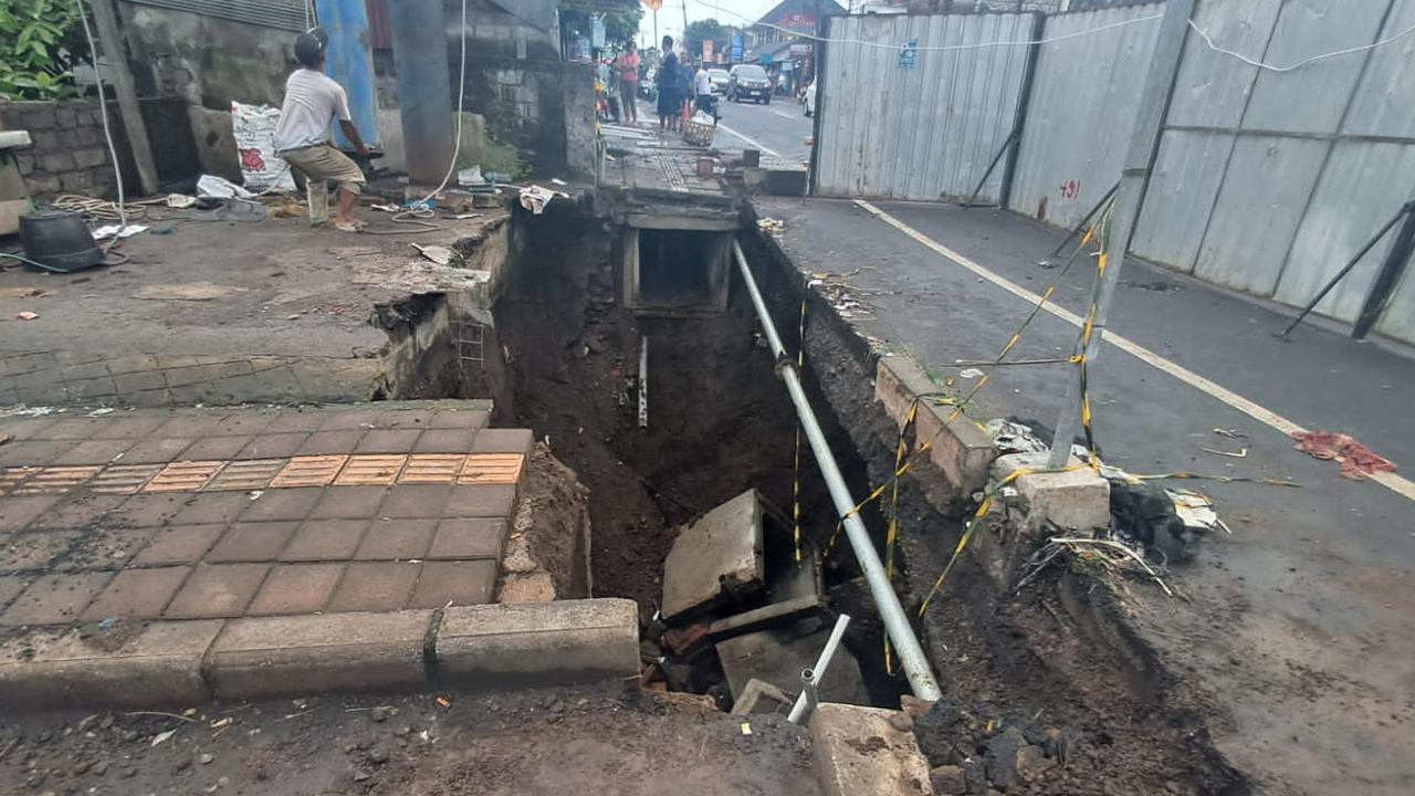 Penampakan Mengerikannya Jalan Amblas di Bali Sedalam 8 Meter, Hingga Bentuk Lubang Raksasa