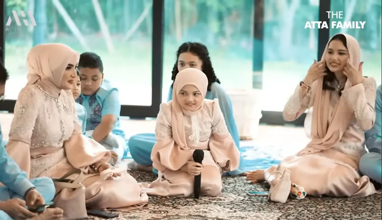 Paras cantik kekasih Azriel saat mengikuti  pengajian empat bulanan kehamilan Aurel. Kerudung Sarah senada dengan busana yang dikenakan. [Youtube/ AH]