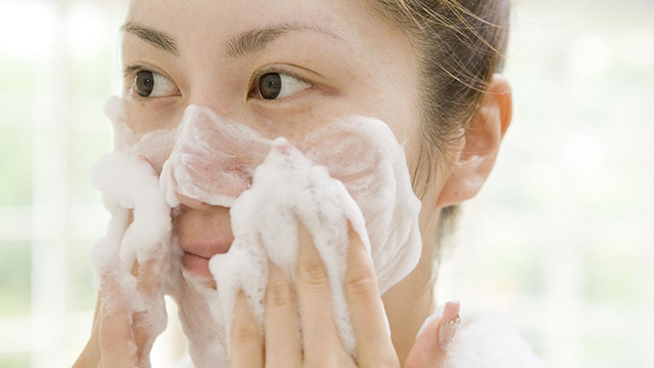 Kenapa Sih Harus Cuci Muka Sebelum Tidur? Ritual Sederhana dengan Manfaat Besar