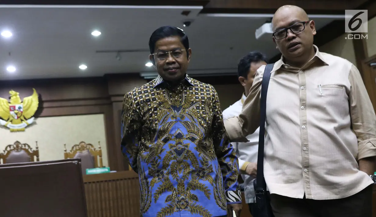 Terdakwa penerimaan suap terkait kerja sama pembangunan PLTU Riau-1, Idrus Marham (kiri) usai menjalani sidang pembacaan tuntutan di Pengadilan Tipikor, Jakarta, Kamis (21/3). Idrus Marham dituntut hukuman 5 tahun penjara. (Liputan6com/Helmi Fithriansyah)