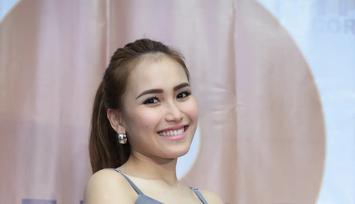 Setelah beberapa hari lalu memberi jawaban terkait dengan kabar liburan bareng dengan presenter sekaligus suami Nagita Slavina, nampaknya tidak membuat wartawan infotainmen merasa puas. (Adrian Putra/Bintang.com)