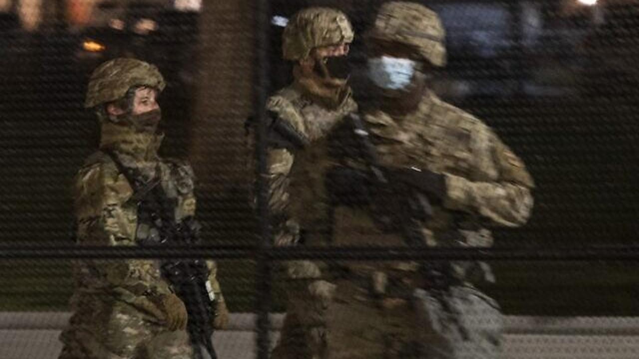 Pasukan Garda Nasional Amerika Serikat berjaga-jaga di jalan-jalan Washington DC dengan membawa senjata. (Photo credit: ANDREW CABALLERO-REYNOLDS/AFP)