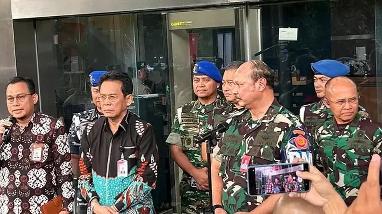Saat ditemui awak media di Gedung KPK, Danpuspom TNI Marsekal Muda Agung Handoko membenarkan pihaknya akan berkoordinasi dengan pihak KPK terkait barang bukti dugaan suap Kabasarnas.