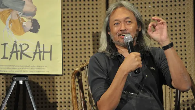 Menjadi Manusia dengan Sastra