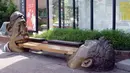 Patung yang terletak di depan Museum Bukcheon, Seoul, Korea ini cukup unik. Patung BomJu Ku ini menggambarkan dua kepala lelaki yang sedang menggigit papan yang menjadi tempat duduk. (moco-choco.com)
