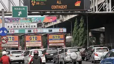 Kendaraan antre memasuki gerbang Tol Rawamangun, Jakarta, Minggu (29/7). Badan Pengelola Transportasi Jabodetabek (BPTJ) resmi mengumumkan 19 gerbang tol yang akan ditutup selama penyelenggaraan Asian Games 2018. (Merdeka.com/Iqbal S. Nugroho)