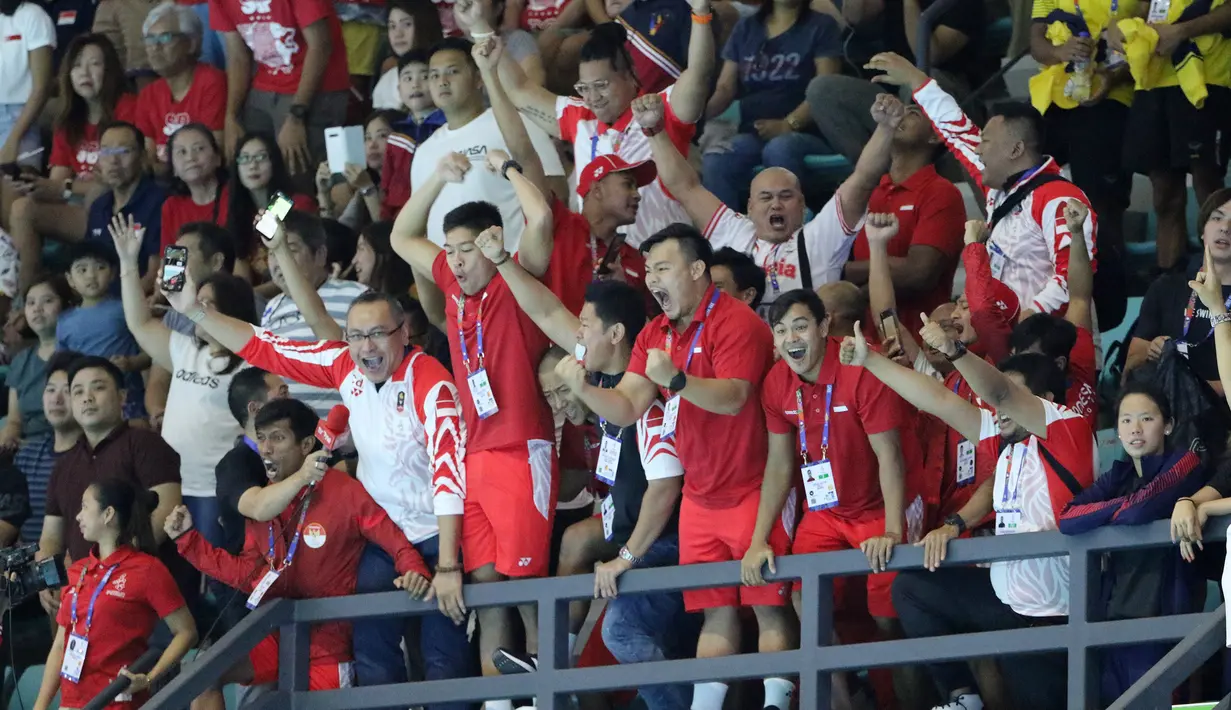 Tim polo air Indonesia merayakan keberhasilan meraih medali emas pada SEA Games 2019 di Aquatic Center, Clark, Jumat (29/11). Indonesia berhasil meraih emas perdana dari cabang polo air. (Bola.com/M Iqbal Ichsan)