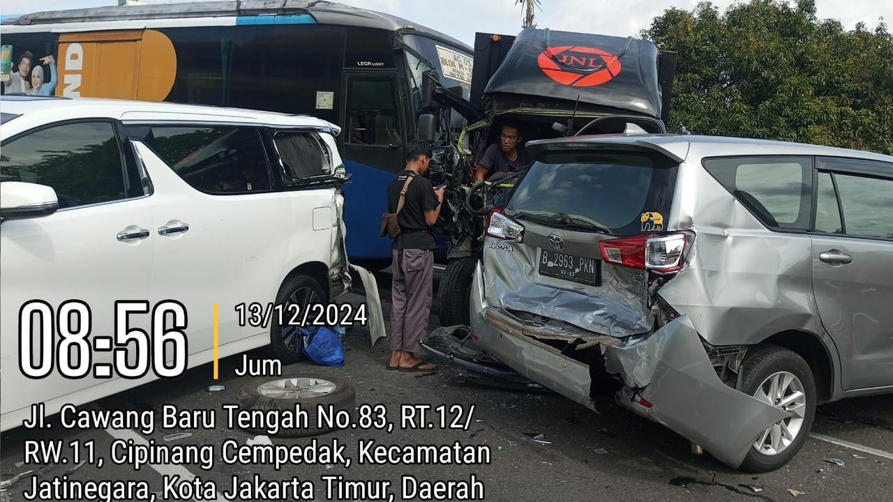 Kecelakaan Beruntun di Tol Dalam Kota, Alphard & Innova Ringsek