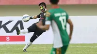 Shahar Ginanjar dengan gaya khas mendang bola pada laga Piala Jenderal Sudirman di Stadion Manahan,Solo, Selasa(15/12/2015). (Bola.com/Nicklas Hanoatubun)