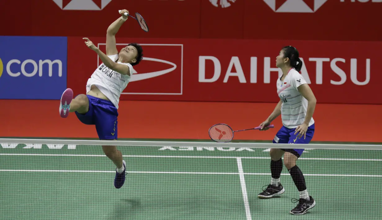 Ganda Putri Indonesia, Greysia Polii/Apriyani Rahayu, saat melawan wakil China, Liu Xuan Xuan/Xia Yu Ting, pada laga Indonesia Masters di Istora, Jakarta, Rabu (15/1/2020). Greysia/Apriyani menang 22-24, 21-17, dan 21-15. (Bola.com/M Iqbal Ichsan)