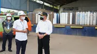 Menko PMK Muhadjir Effendy mengunjungi PT Samator Gas Industri yang berlokasi di Jl. A. Yani KM 23, Banjarmasin untuk mengecek pasokan oksigen medis pada Rabu, 4 Agustus 2021. (Dok Kemenko PMK)