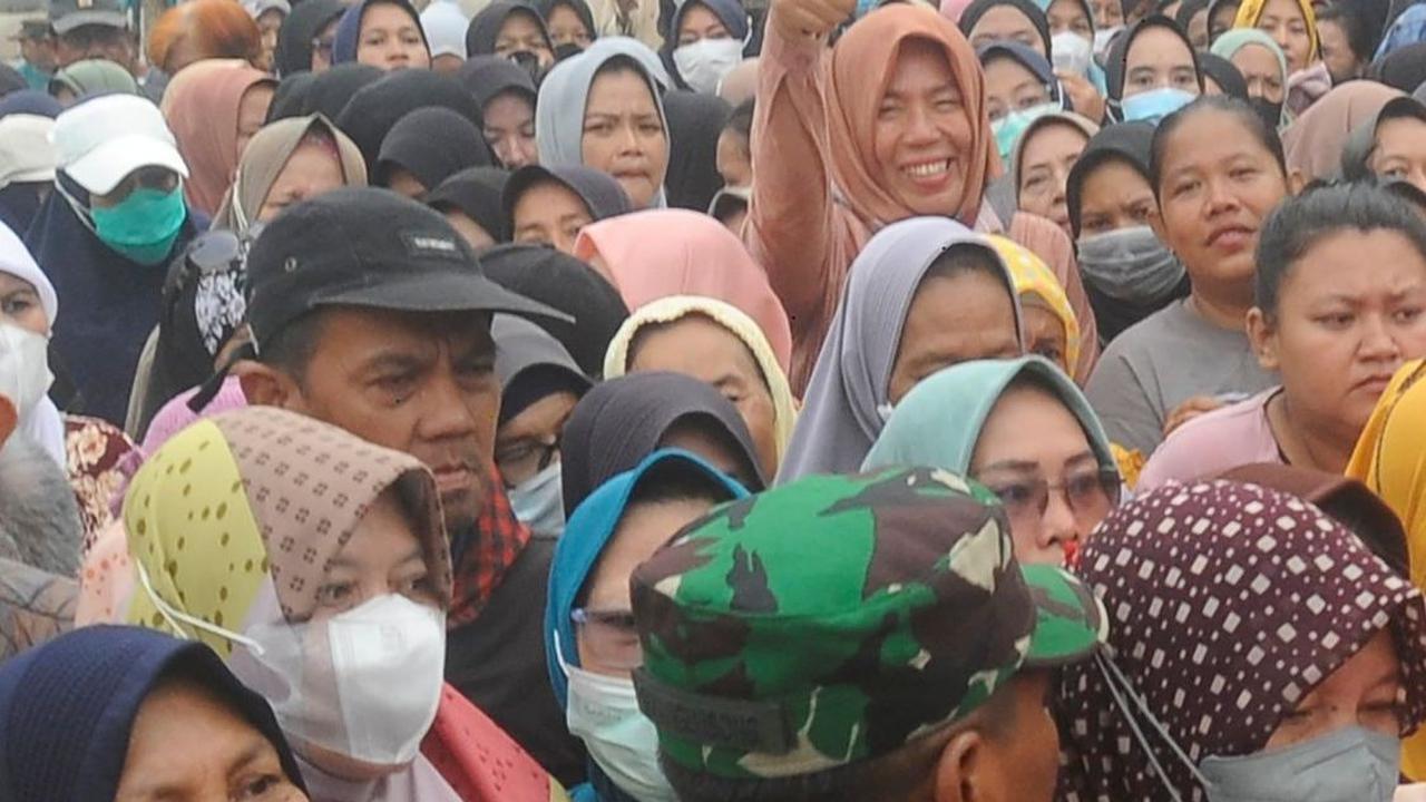 FOTO: Warga Berdesakan Serbu Operasi Pasar Murah di Pamulang di Tengah Harga Beras Semakin Mahal